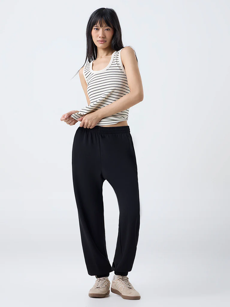 Nuoflexx Black Solid High-Rise Joggers