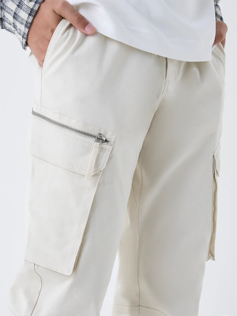 Nuon Off-White Relaxed-Fit Mid-Rise Cotton-Blend Cargo Pants - Image 4