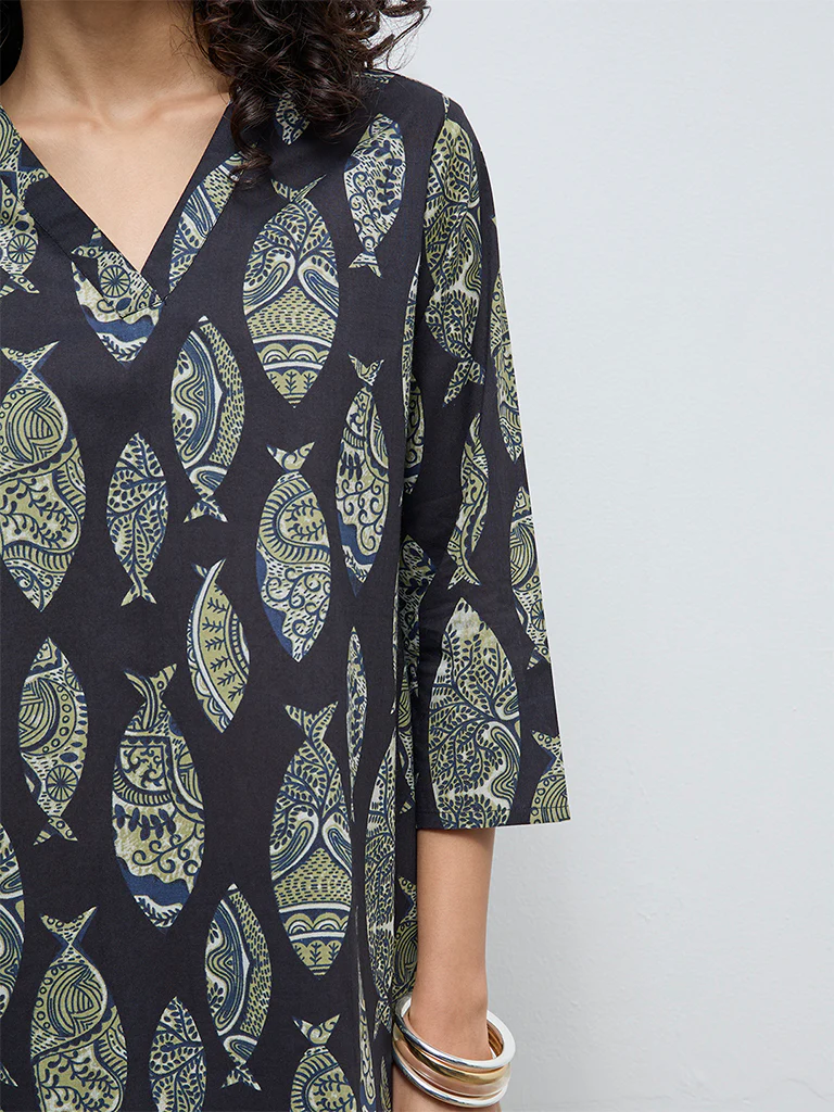Utsa Black Fish Printed Cotton Straight Kurta - Image 3