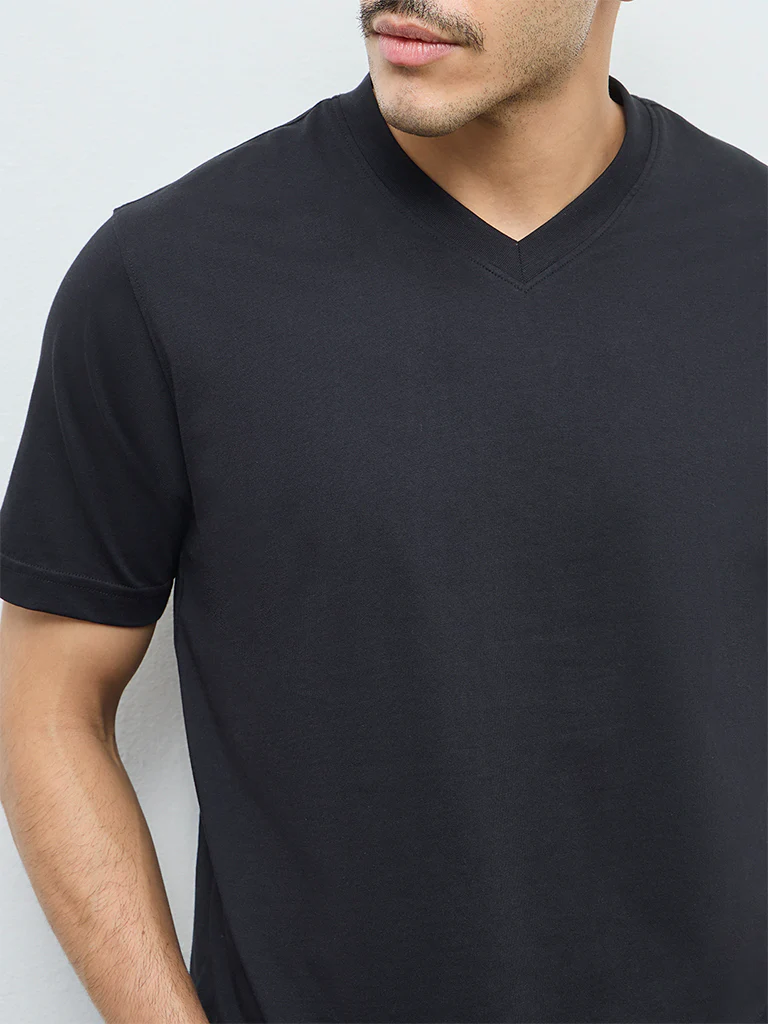 WES Casuals Black Solid Slim-Fit Cotton T-Shirt - Image 4