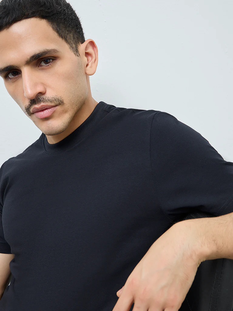 WES Casuals Black Solid Slim-Fit Cotton T-Shirt - Image 4